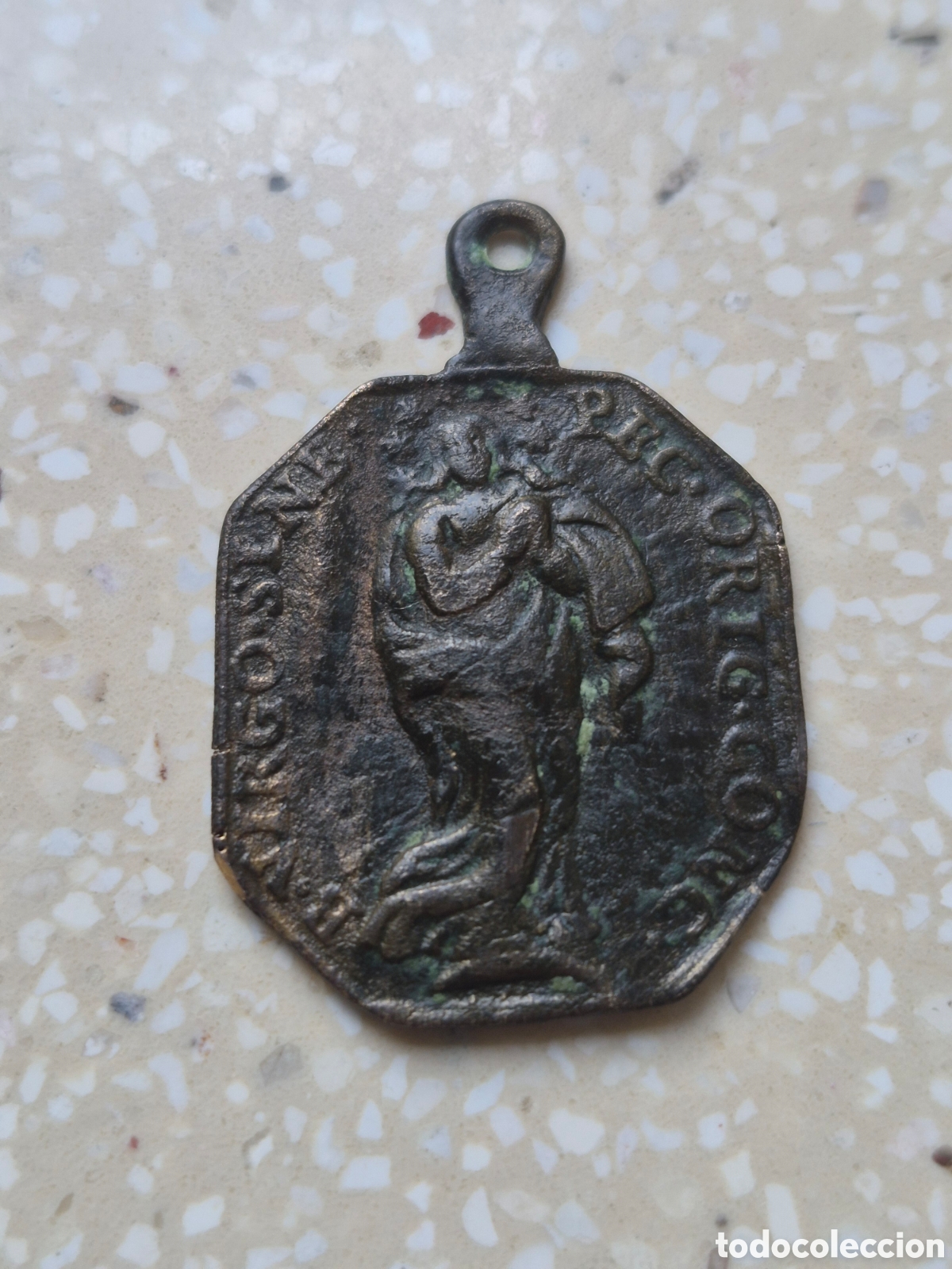 Antig&uuml;edades: Medalla Virgen Inmaculada y C&aacute;liz - Bronce - Siglo XVII - 3,6 x 2,4 cm. - Bonita
