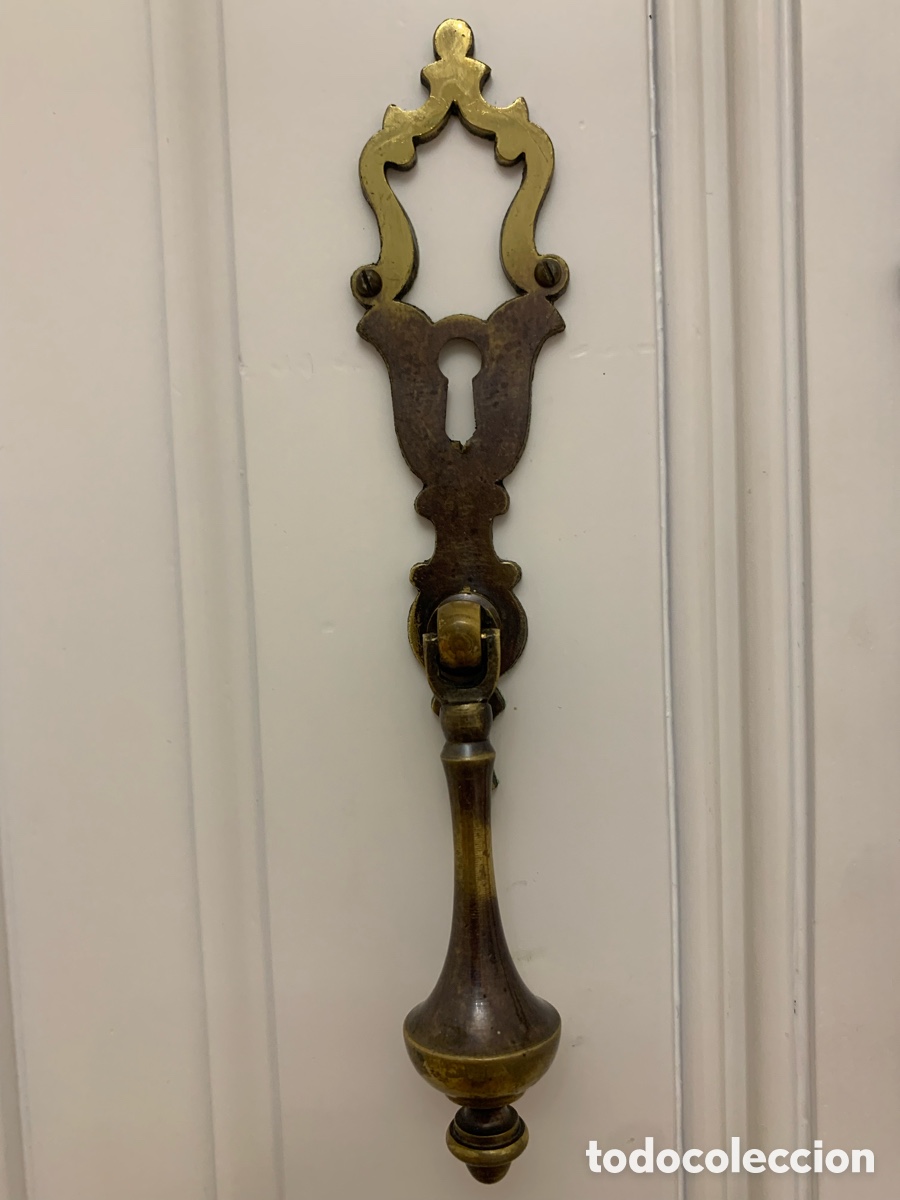 Antig&uuml;edades: Tirador en bronce con bocallave - Foto 2