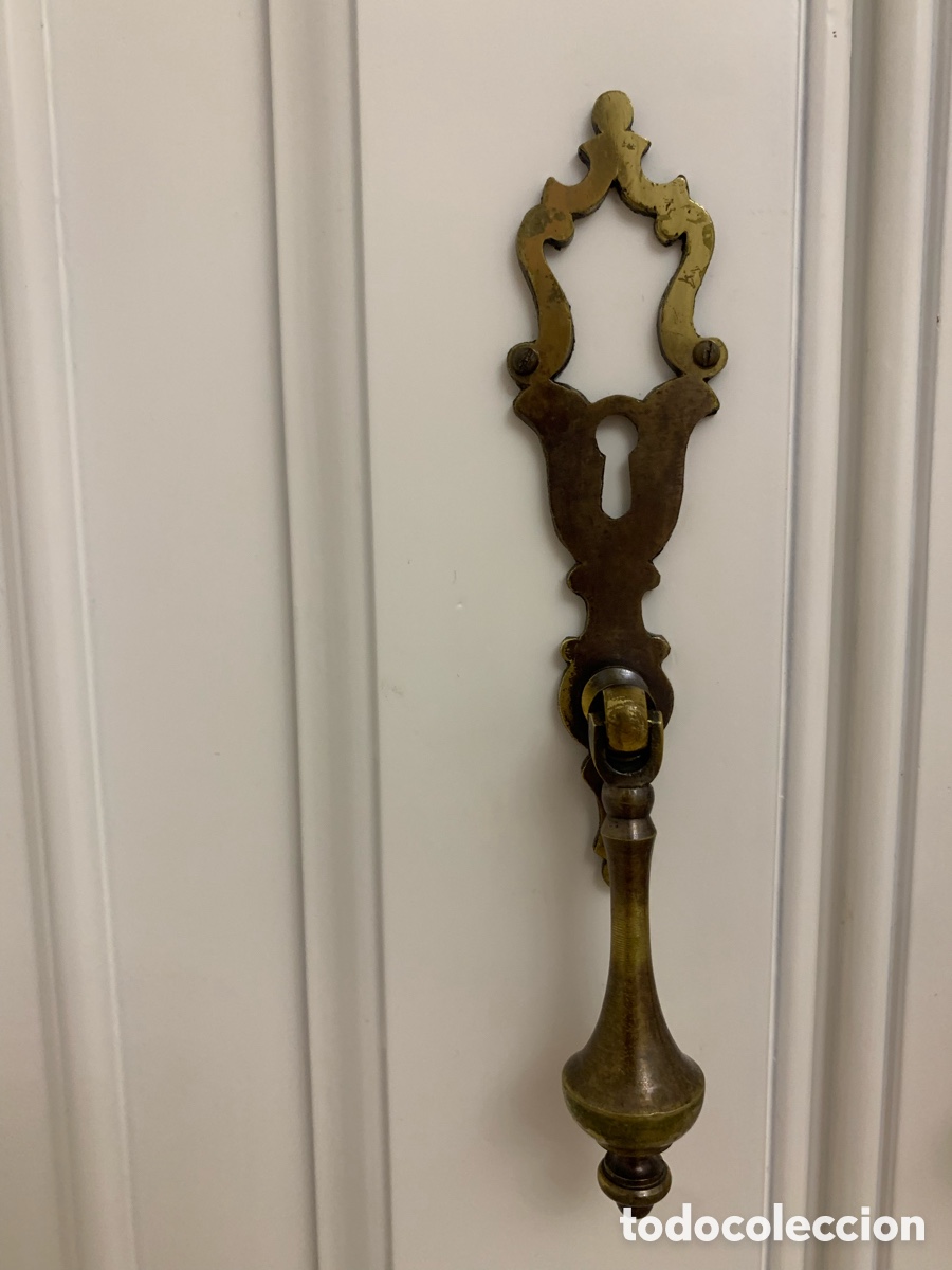Antig&uuml;edades: Tirador en bronce con bocallave - Foto 1