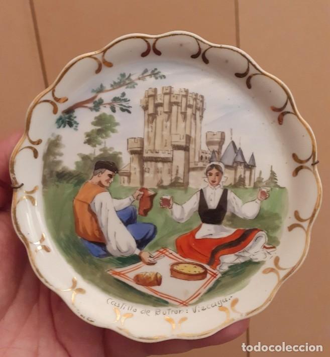 Antig&uuml;edades: Plato decorativo Castillo Butron pareja aldeano vasco vintage decorado a mano
