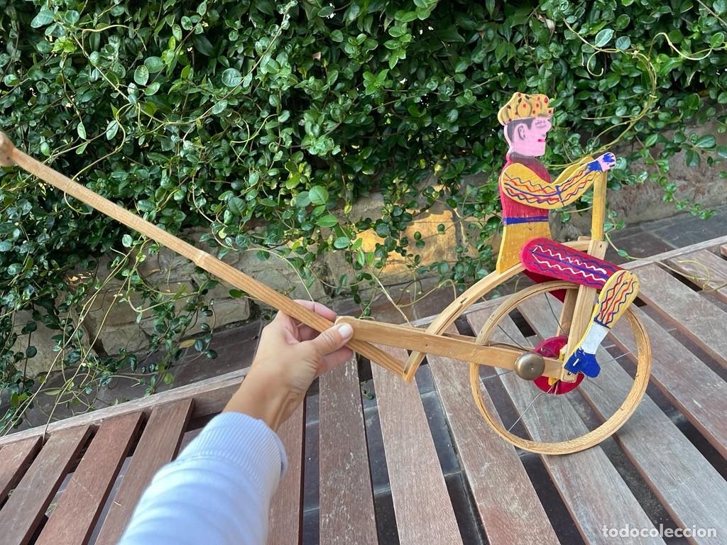 Antig&uuml;edades: Juguete antiguo de madera articulado &ndash; Ciclista