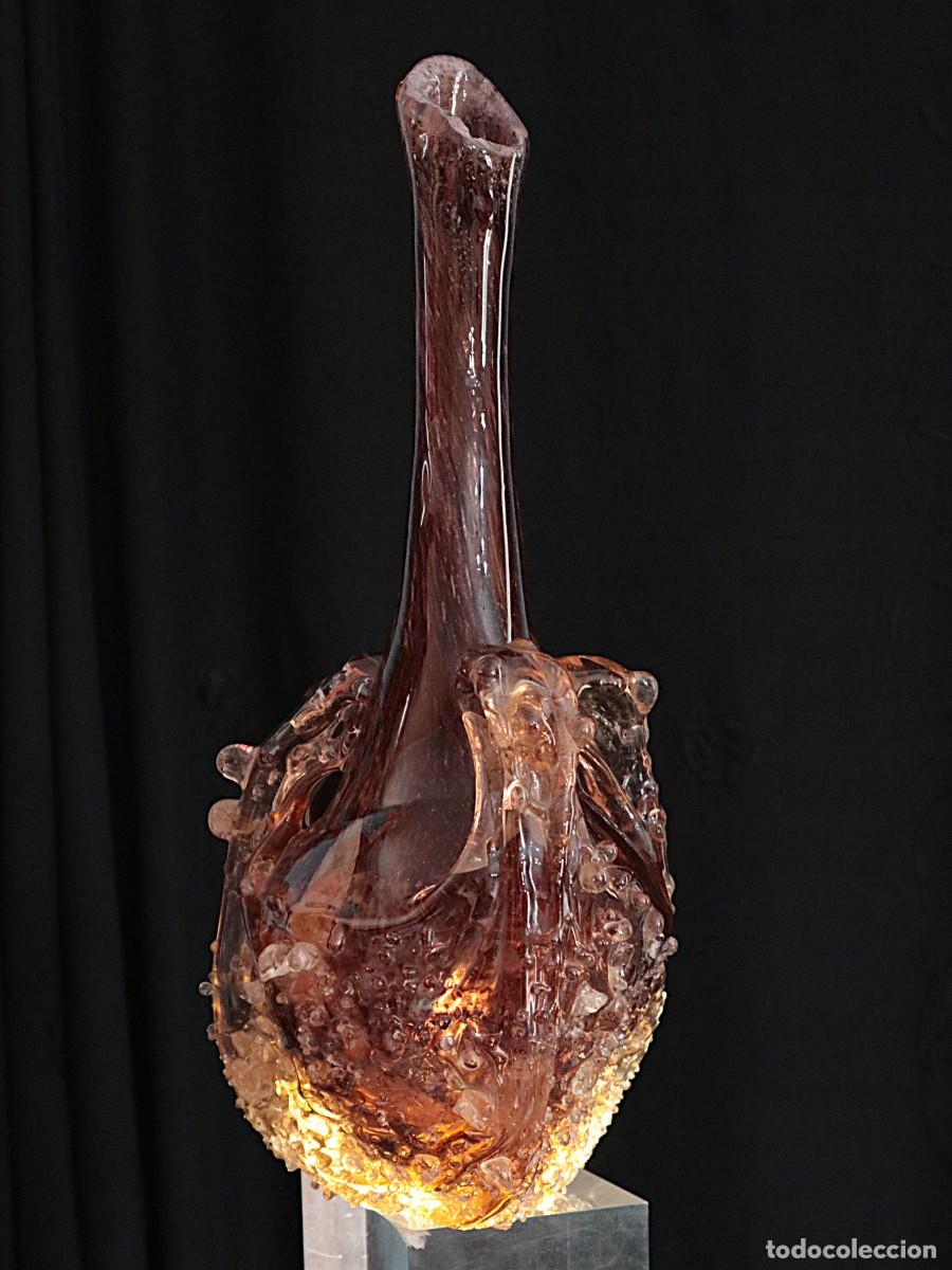 Antig&uuml;edades: Jarr&oacute;n elaborado en vidrio art&iacute;stico de Murano (Venecia). A&ntilde;os 60. Mide 36 cm de altura.