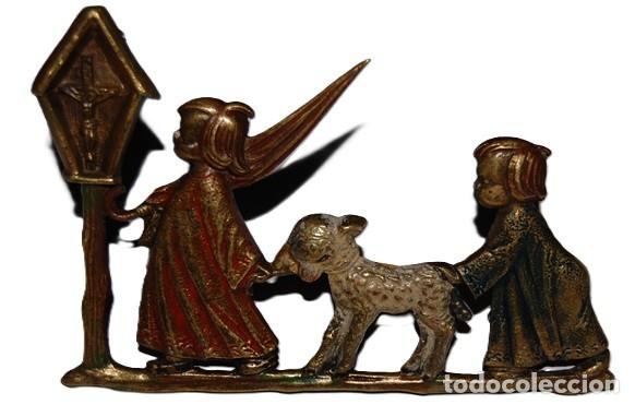 Antig&uuml;edades: APLIQUE RELIGIOSO DE BRONCE MONAGUILLOS CORDERO CRUCIFICADO