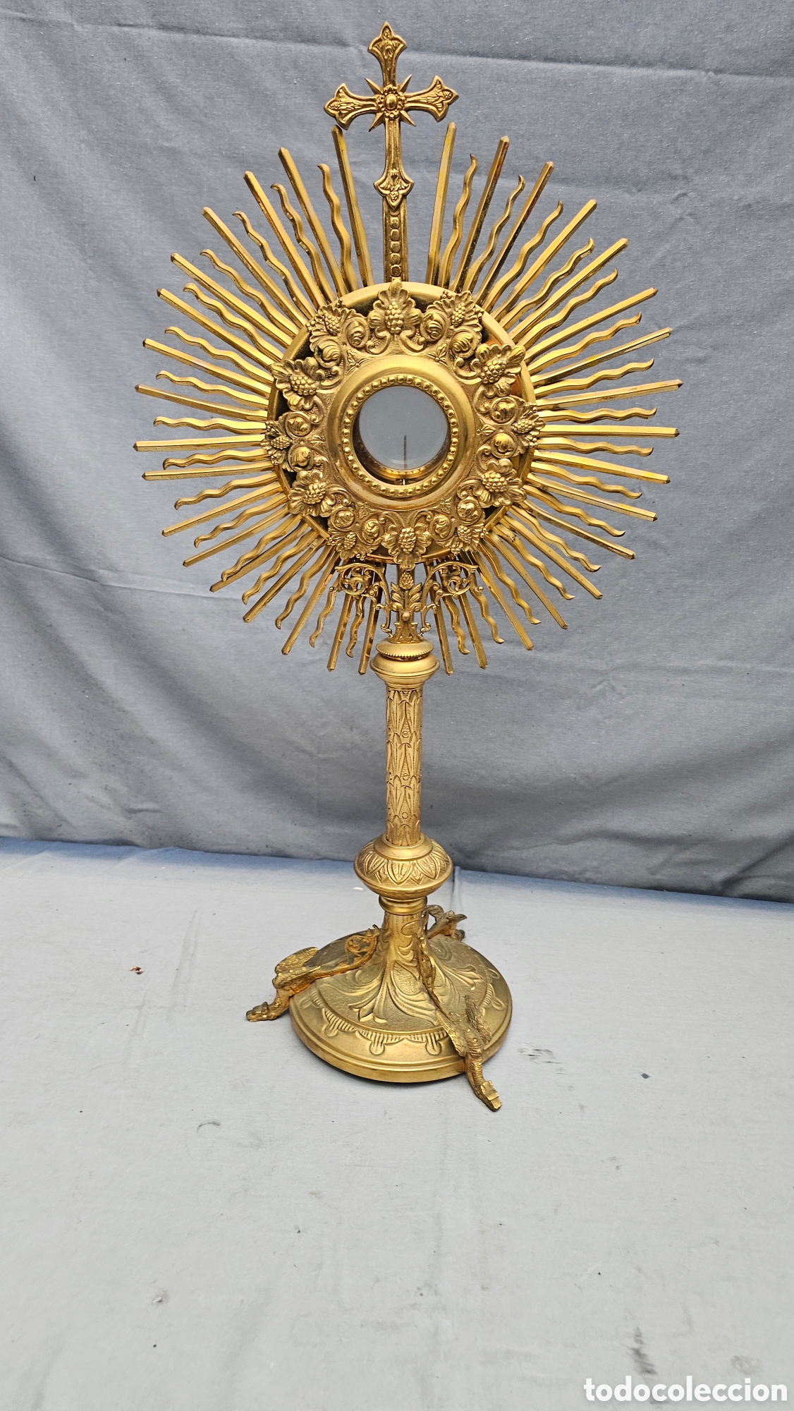 Antig&uuml;edades: Antigua Custodia de lat&oacute;n y bronce - Foto 2