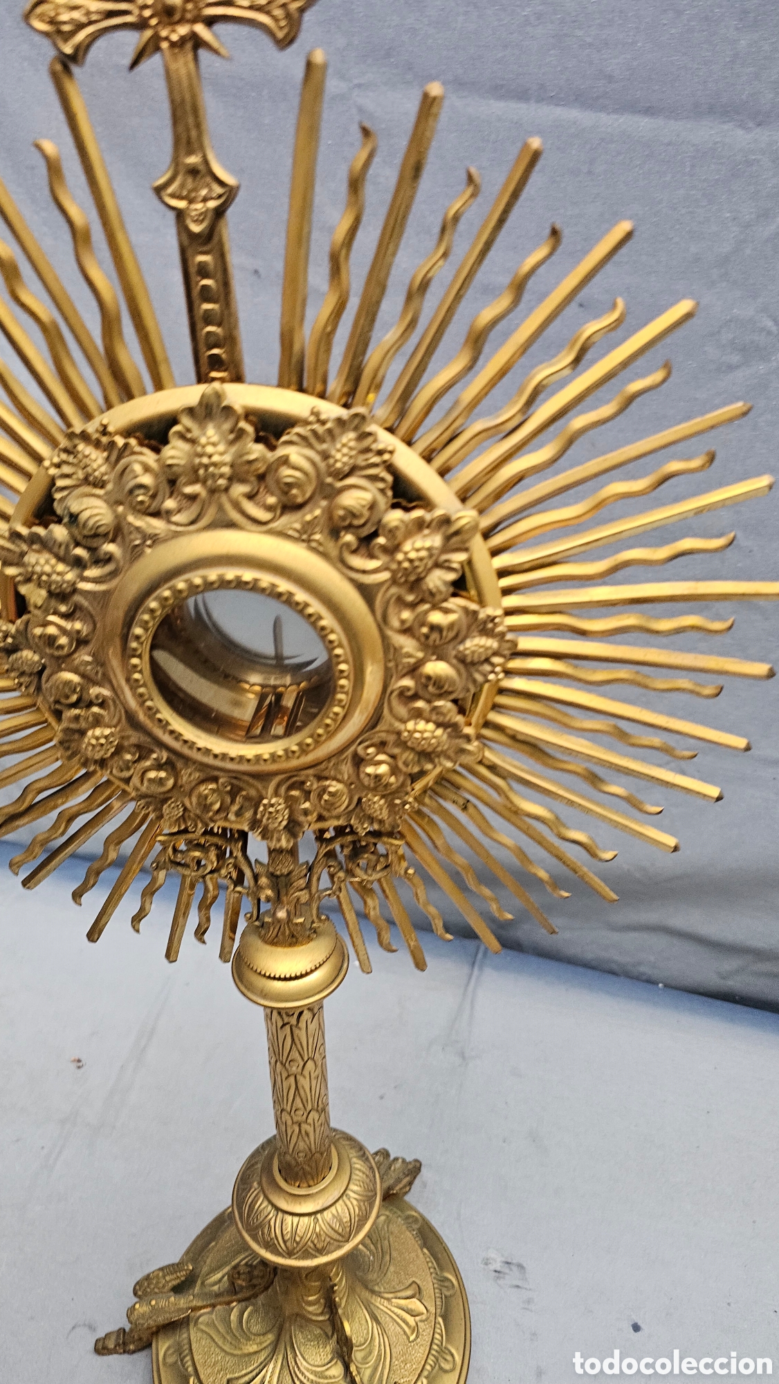 Antig&uuml;edades: Antigua Custodia de lat&oacute;n y bronce - Foto 8