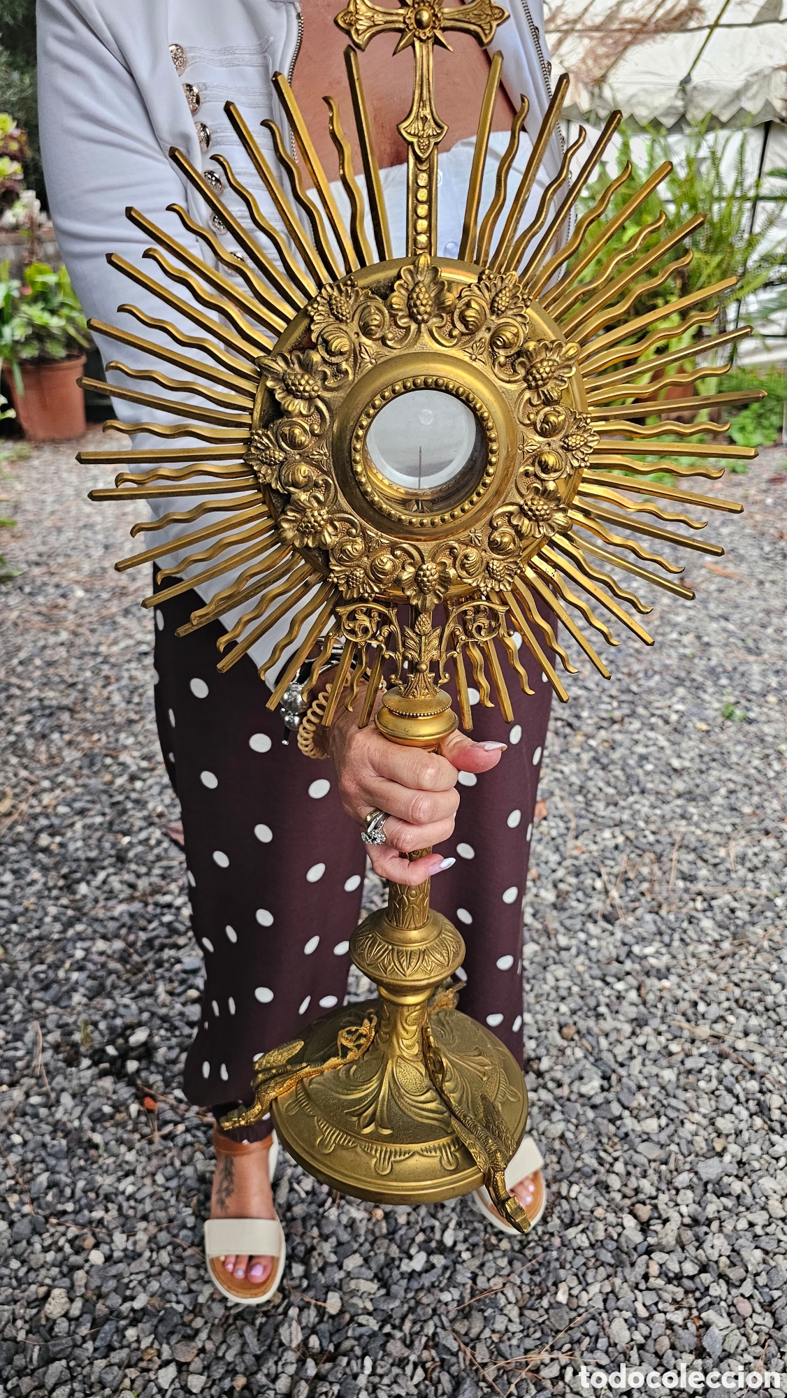 Antig&uuml;edades: Antigua Custodia de lat&oacute;n y bronce - Foto 1