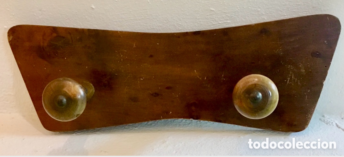 Antig&uuml;edades: Percha de pared. Madera y metal. Mid-Century.