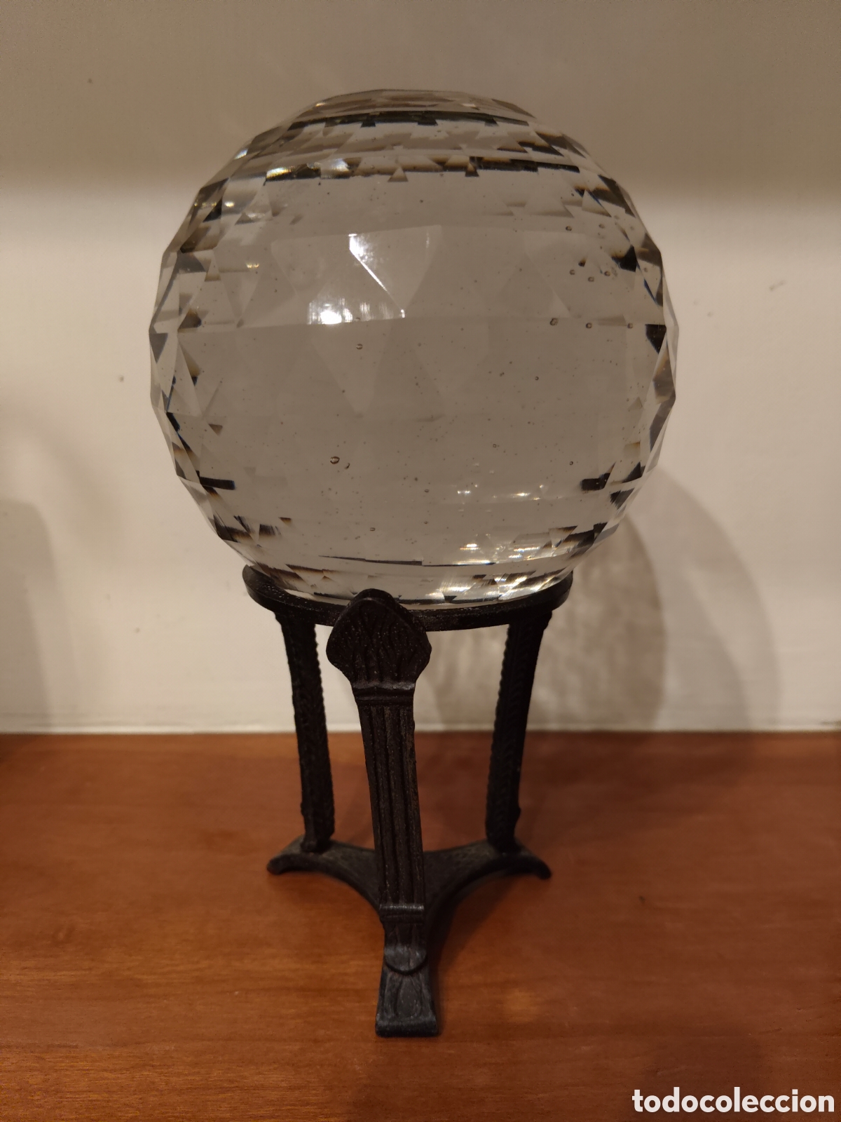 Antig&uuml;edades: Antigua bola de cristal facetado con soporte de forja pesada antigua,Feng Shui prisma en cristal