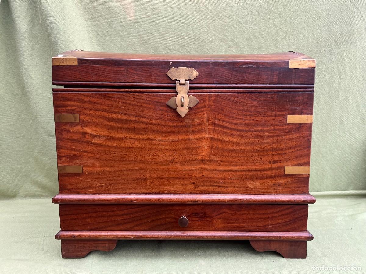 Antig&uuml;edades: Cofre anglo-indio de campa&ntilde;a en palosanto y lat&oacute;n, siglo XIX, 55 cm