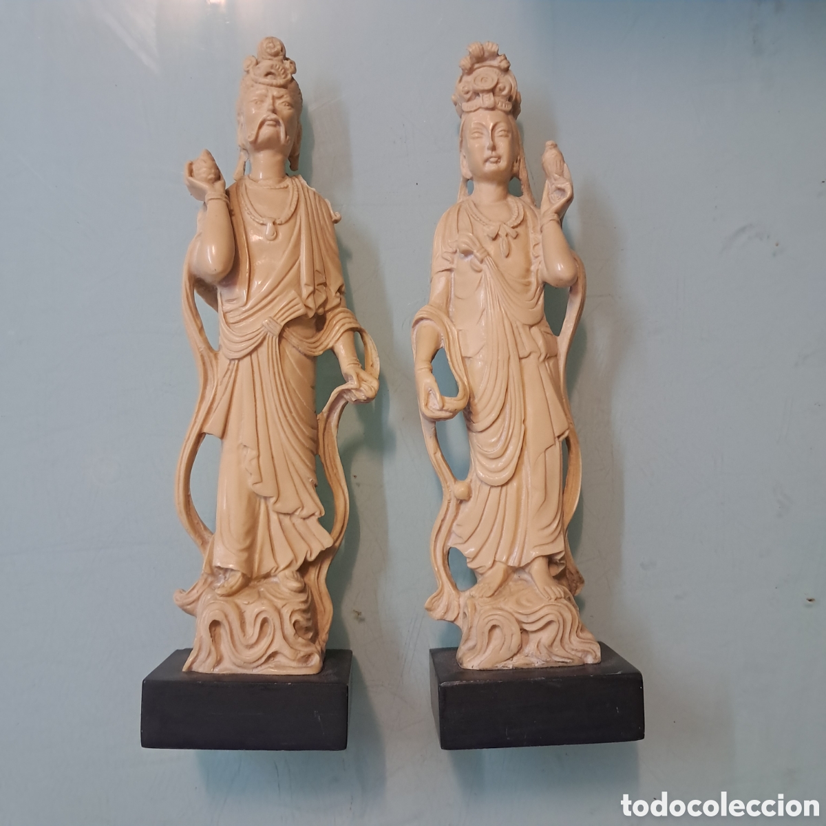 Antig&uuml;edades: 2 figuras pareja asi&aacute;tica, India, en resina o, hueso, 27 cm sobre peana