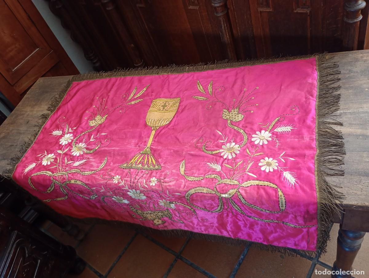 Antig&uuml;edades: Pa&ntilde;o lit&uacute;rgico. Seda y Oro. Color fucsia. Siglo XIX