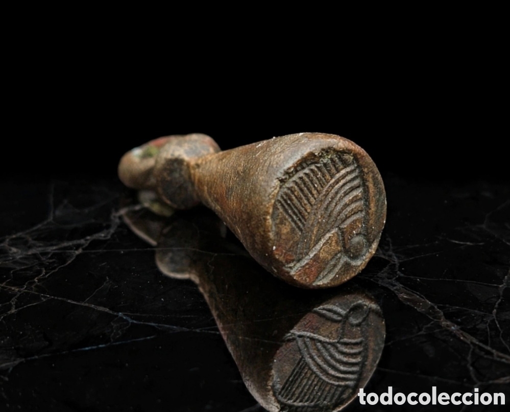 Antig&uuml;edades: sello c&oacute;nico tipo &rdquo;chessman&rdquo; medieval. *1 - Base con grabado plumaje / ave estilizada