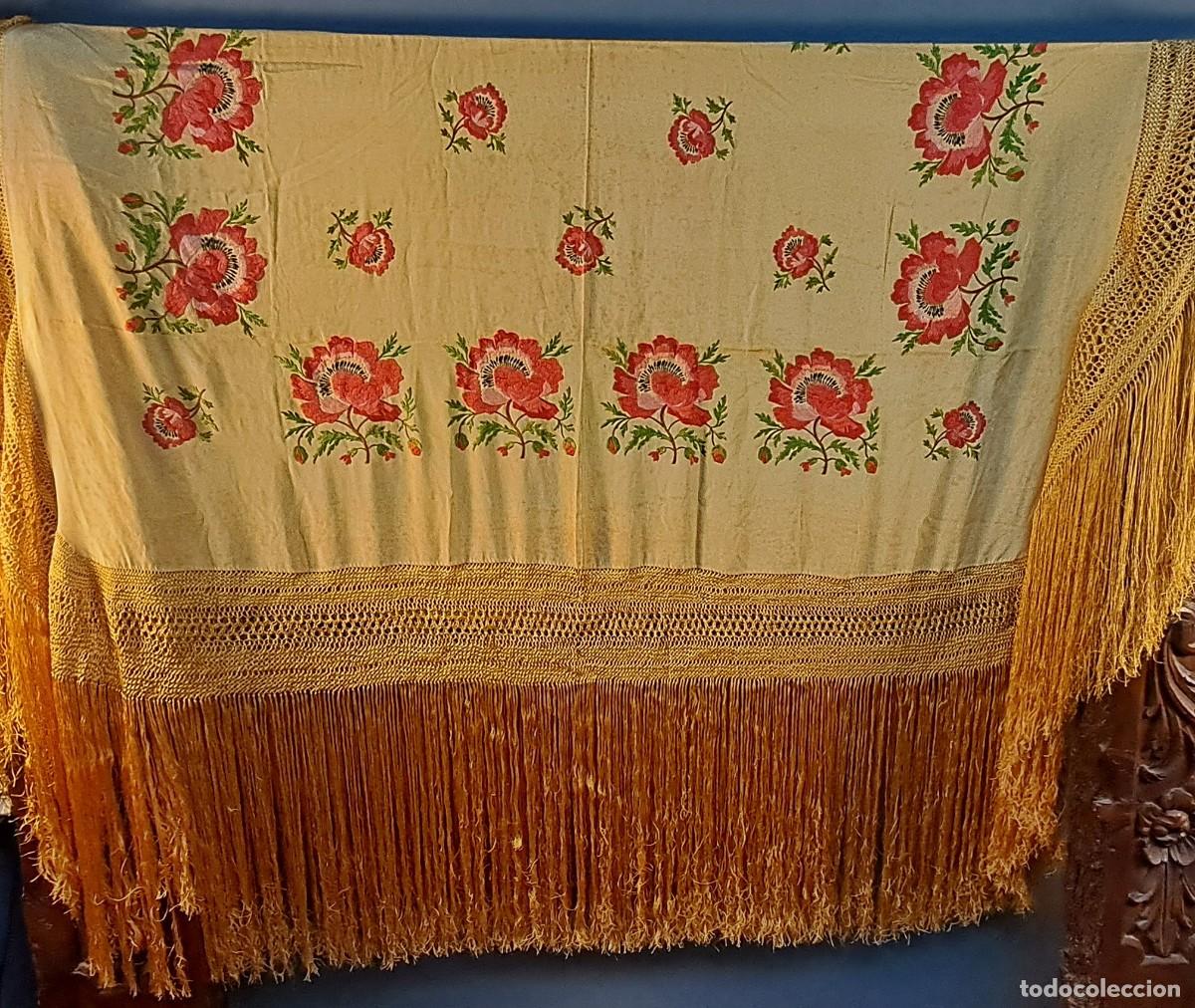 Antig&uuml;edades: Mant&oacute;n de Manila en seda bordada con flores y flecos