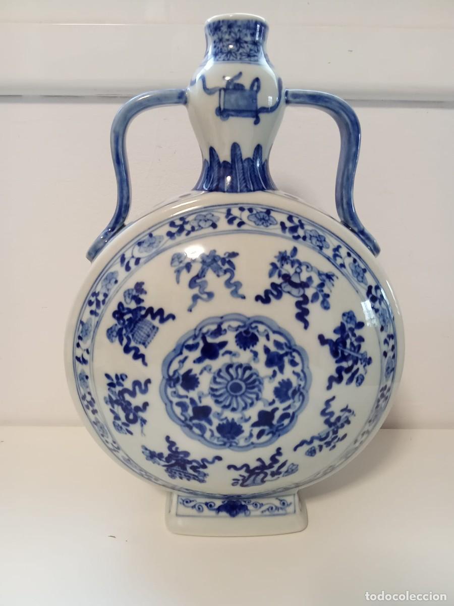 Antig&uuml;edades: Jarr&oacute;n de luna chino (Moonflask) de porcelana azul y blanca - Estilo Qing con sello Qianlong - 33 cm