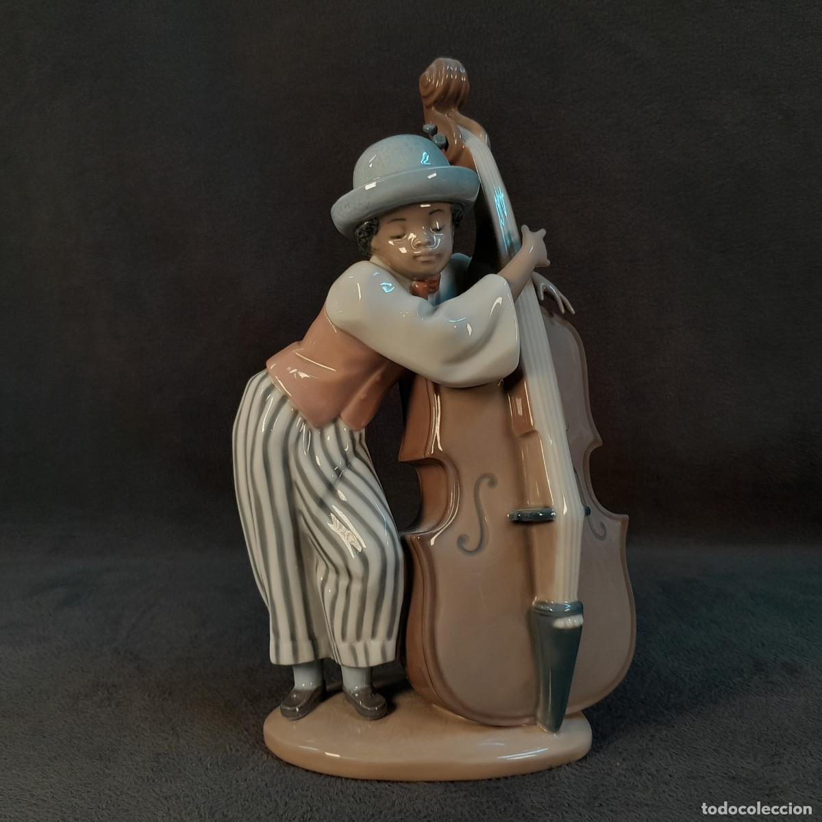 Antig&uuml;edades: FIGURA DE LLADR&Oacute;. M&Uacute;SICO CON CONTRABAJO. PORCELANA. 1990
