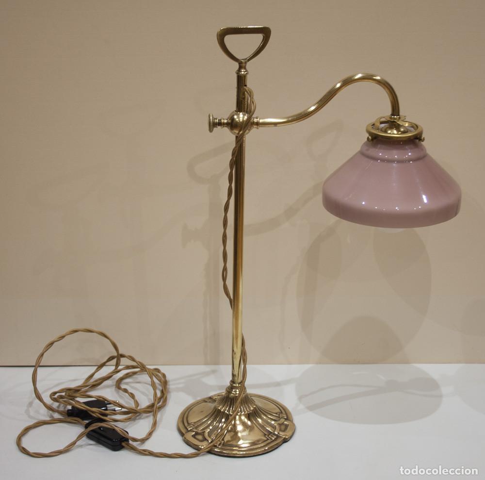 Antig&uuml;edades: LAMPARA DE SOBREMESA REGULABLE DE BRONCE ART NOUVEAU. PRINCIPIOS DEL SIGLO XX.