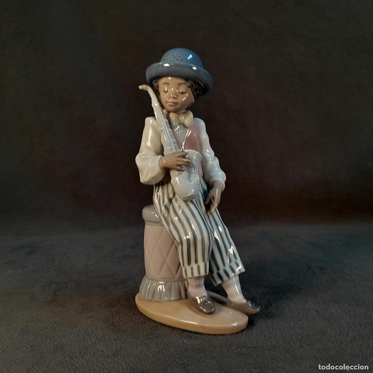 Antig&uuml;edades: FIGURA DE LLADR&Oacute;. M&Uacute;SICO CON SAXOF&Oacute;N. PORCELANA. 1990