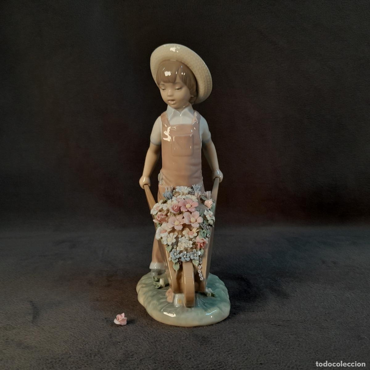 Antig&uuml;edades: FIGURA DE LLADR&Oacute;. NI&Ntilde;O CON CARRETILLA DE FLORES. PORCELANA. 1984