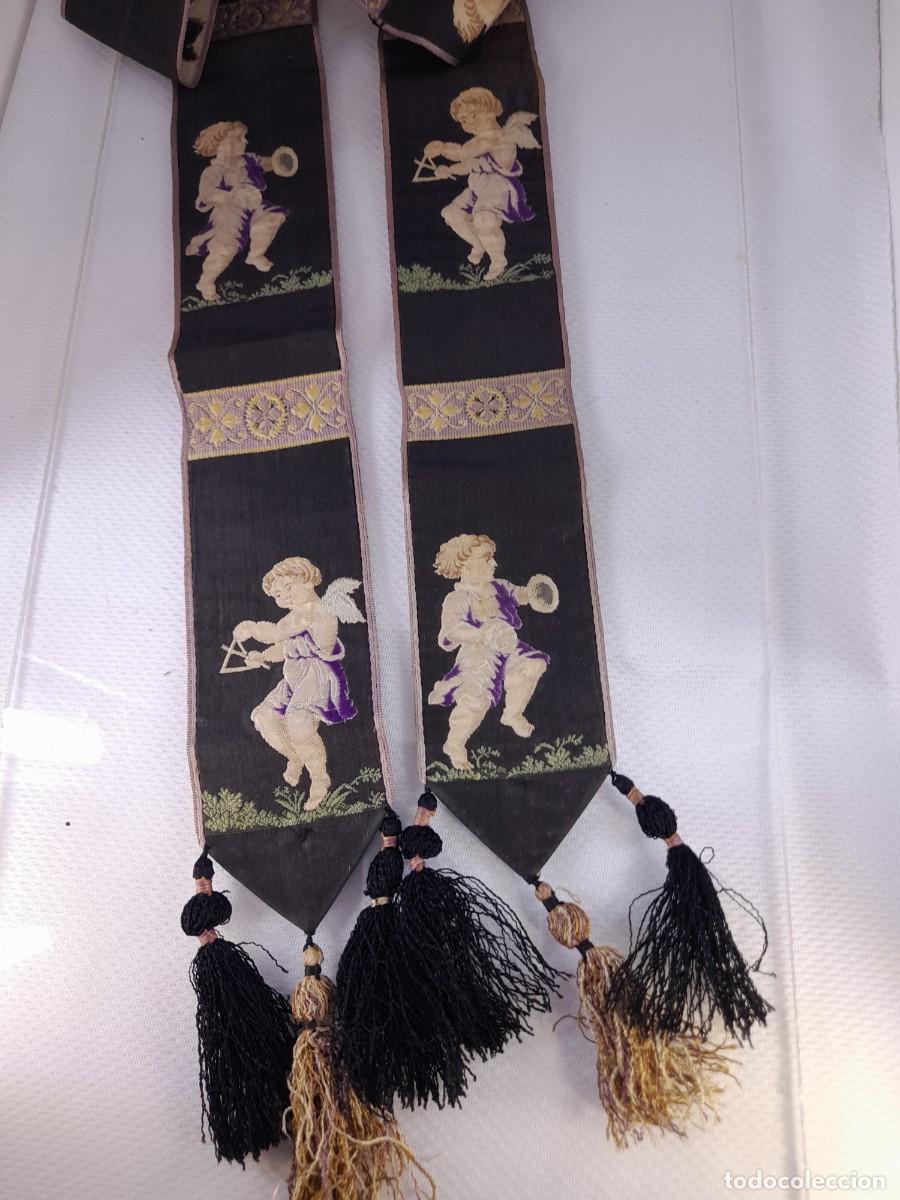Antig&uuml;edades: ESTOLA S. XIX CON ANGELES MUSICOS TEJIDOS EN JACQUARD O STEVENGRAPH.
