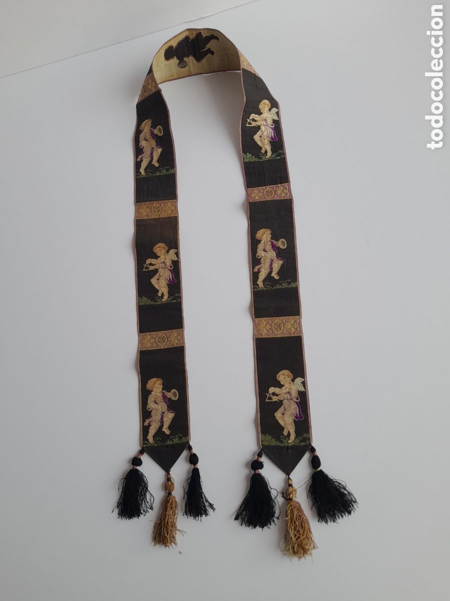 Antig&uuml;edades: ESTOLA S. XIX CON ANGELES MUSICOS TEJIDOS EN JACQUARD O STEVENGRAPH.