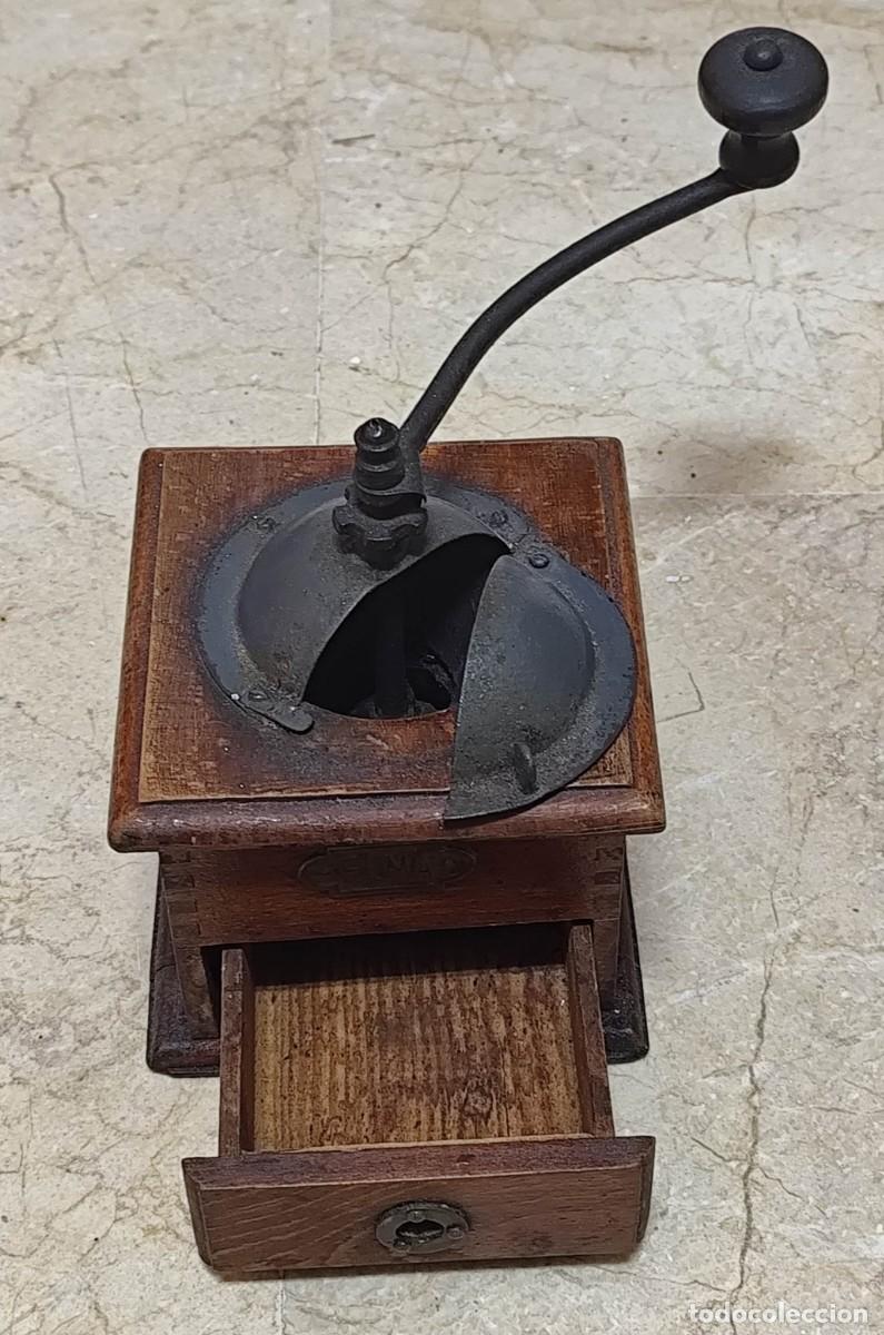 Antig&uuml;edades: Molinillo de caf&eacute; manual antiguo
