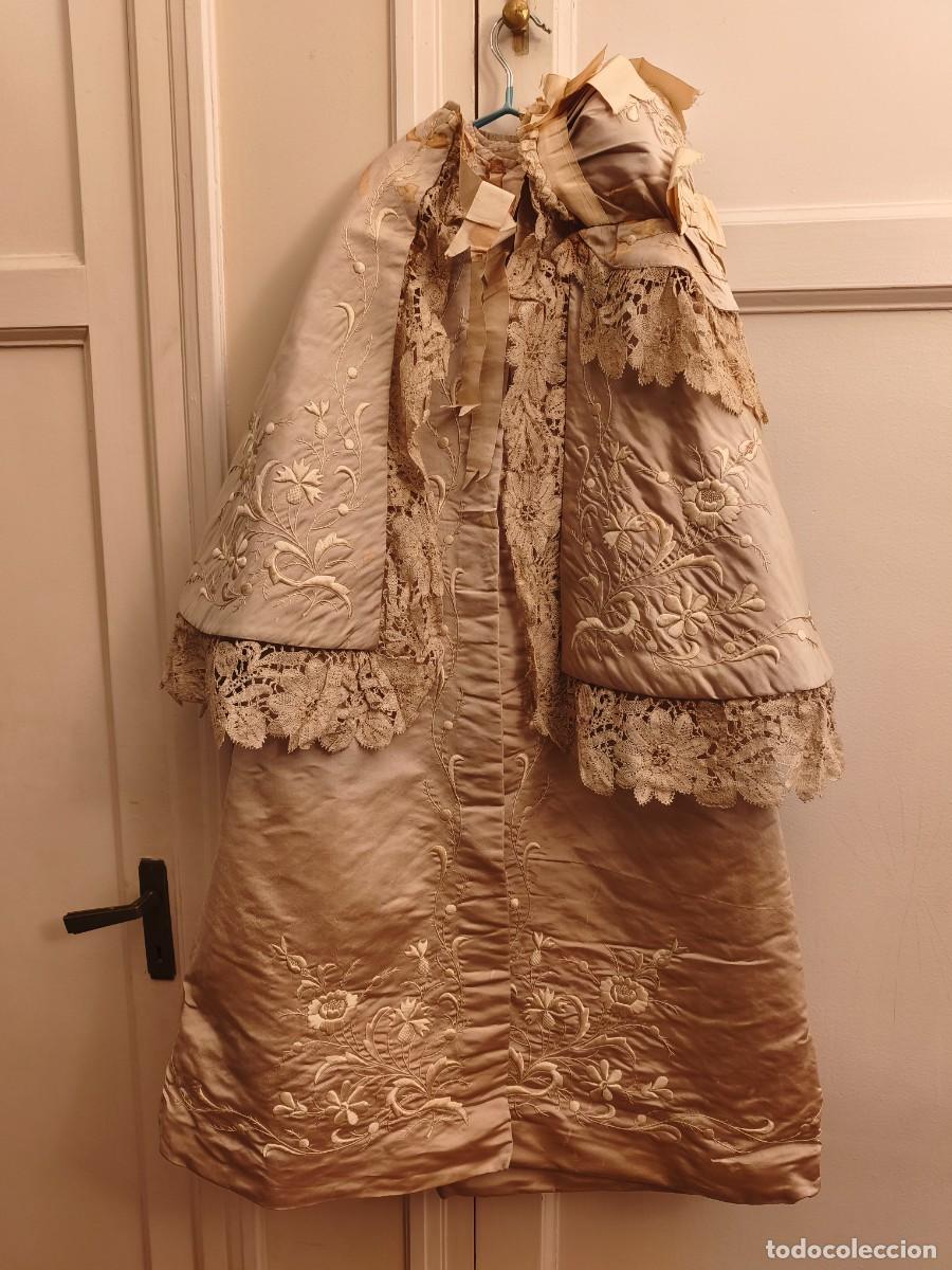 Antig&uuml;edades: VESTIDO DE CRISTIANAR EN SEDA BORDADA Y ENCAJE A BOLILLO S.XIX TRES PIEZAS