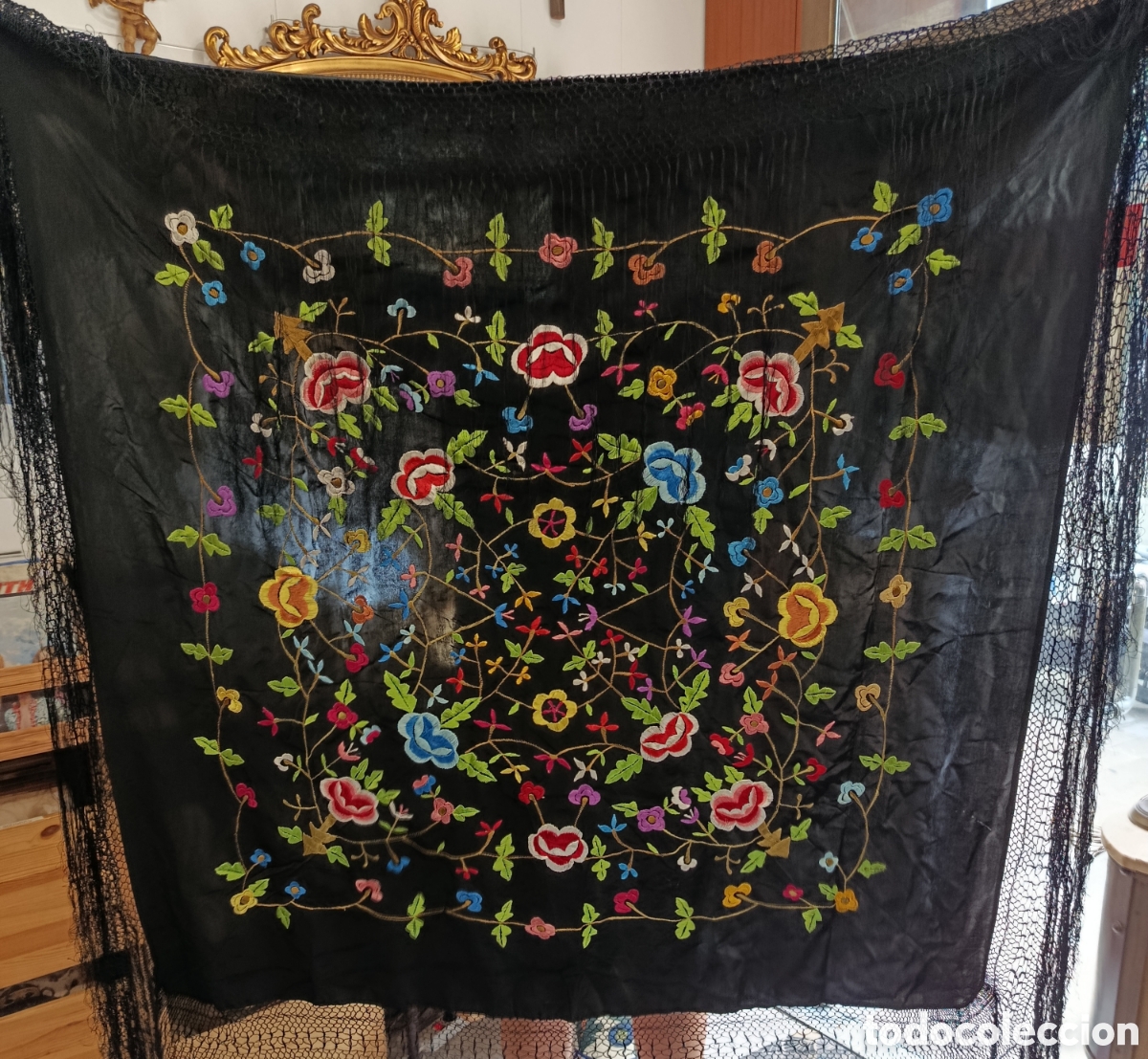Antig&uuml;edades: Mant&oacute;n con flores. Mant&oacute;n negro con flores de colores