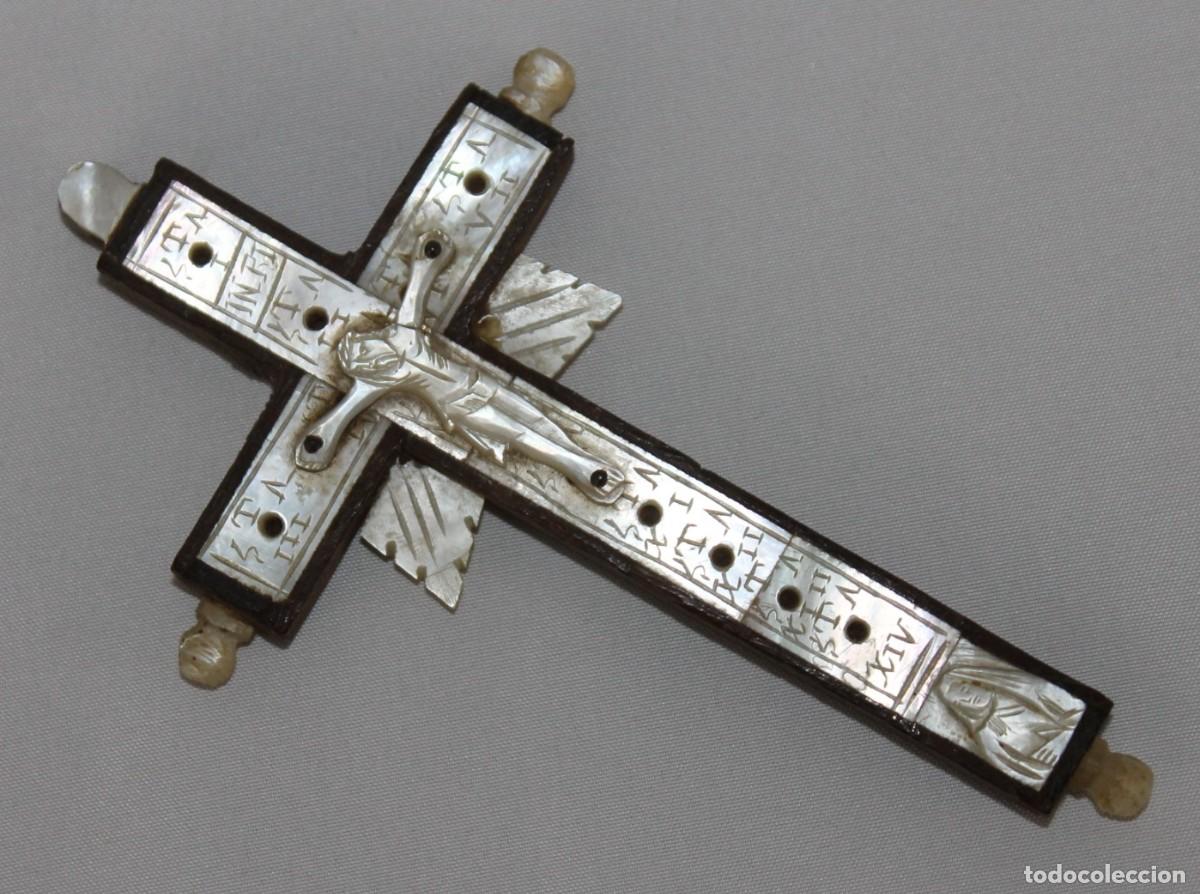 Antig&uuml;edades: Cruz de Jerusal&eacute;n de n&aacute;car tallado a mano y madera con Cristo crucificado.