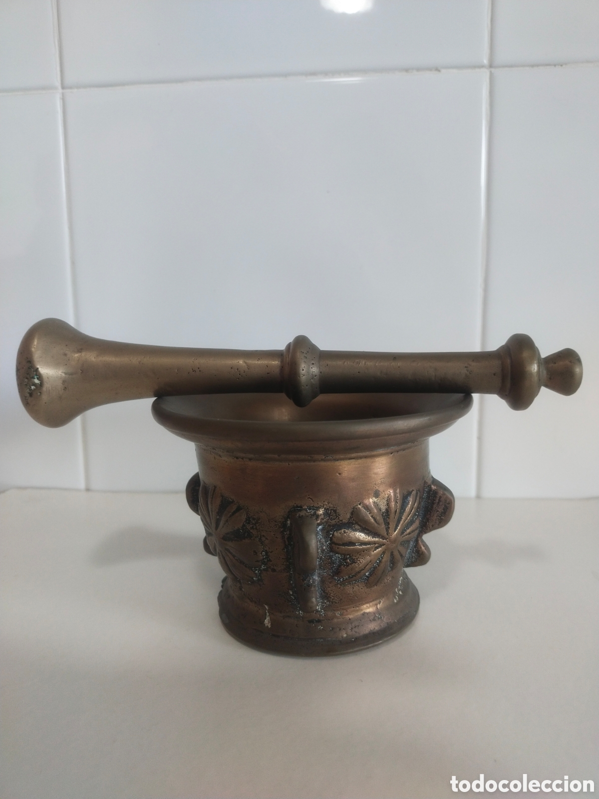 Antig&uuml;edades: Antiguo Almirez / Mortero Bronce 4 Costillas y Flores siglo XVIII 1'9 kg 11'5 cm di&aacute;metro con Maza
