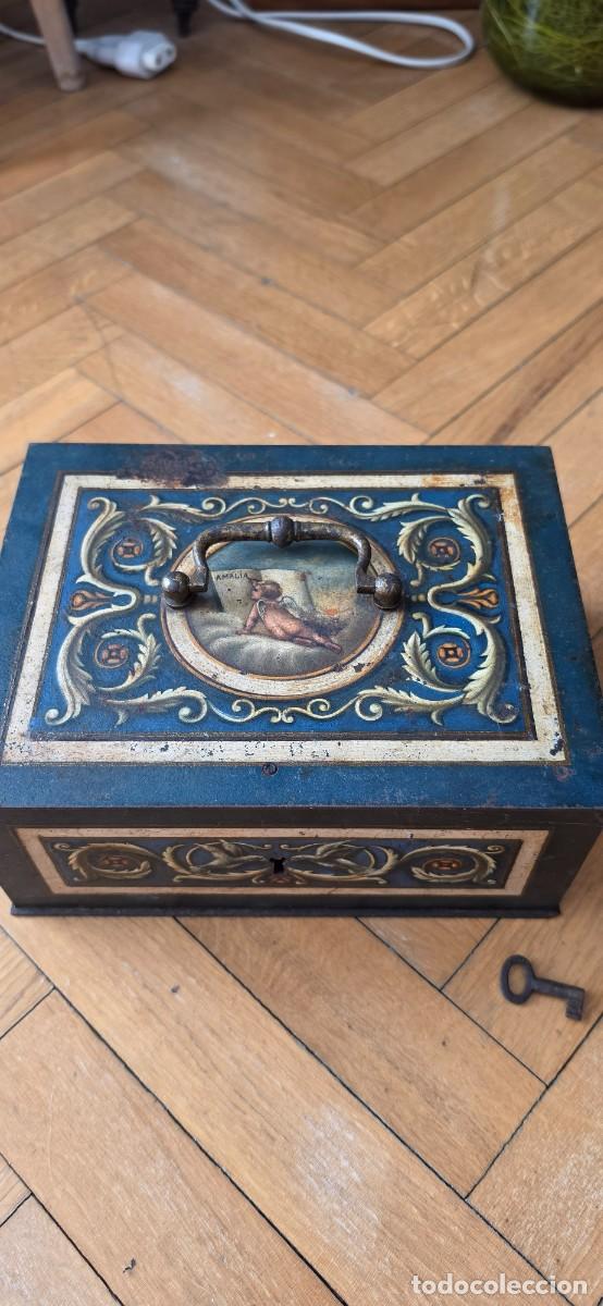 Antig&uuml;edades: Importante caja de caudales hierro pintado siglo XIX con nombre de la propietaria