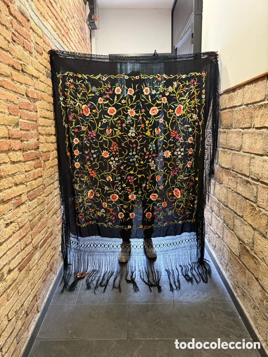 Antig&uuml;edades: Gran Mant&oacute;n de Manila Siglo XIX &ndash; Seda Negra Bordada a Mano &ndash; Floral
