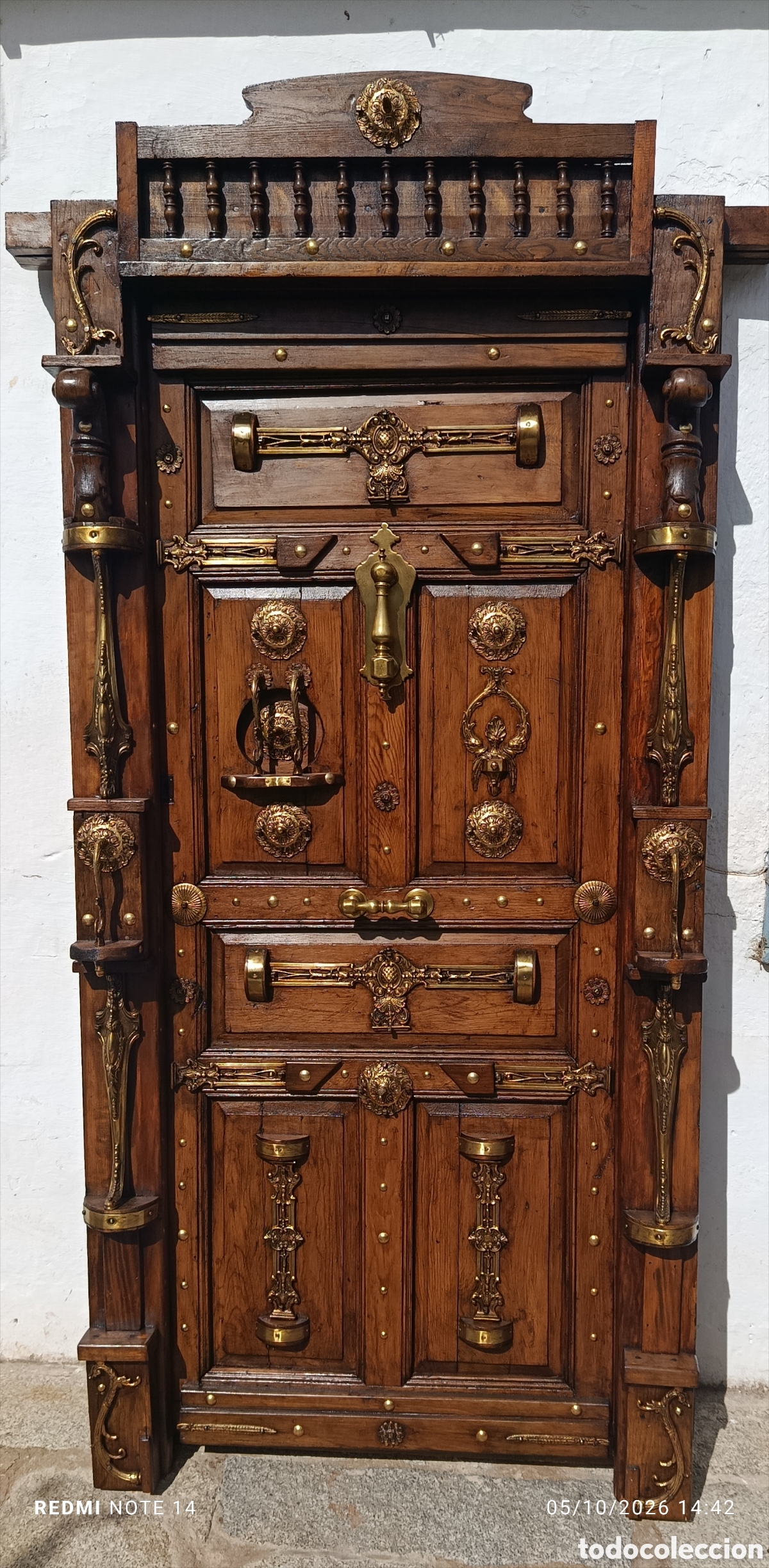 Antig&uuml;edades: Puerta de madera y bronce - Foto 2