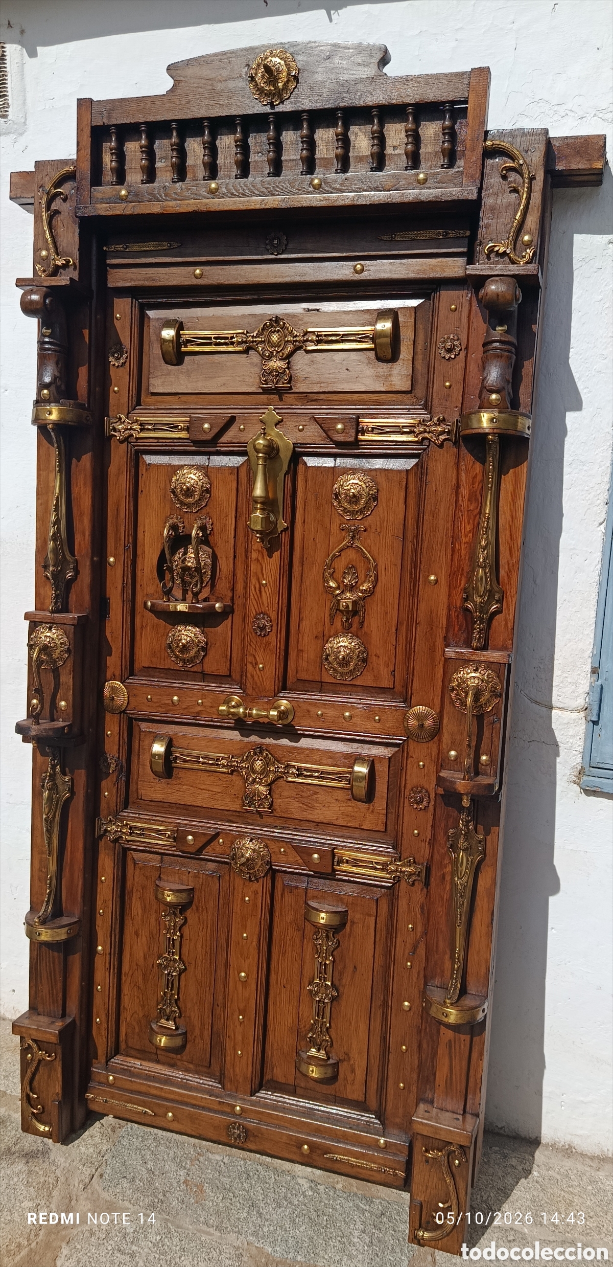 Antig&uuml;edades: Puerta de madera y bronce