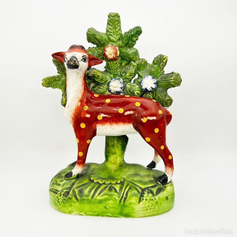 Antig&uuml;edades: Antigua figura ciervo Staffordshire con bocage, loza inglesa c. 1825