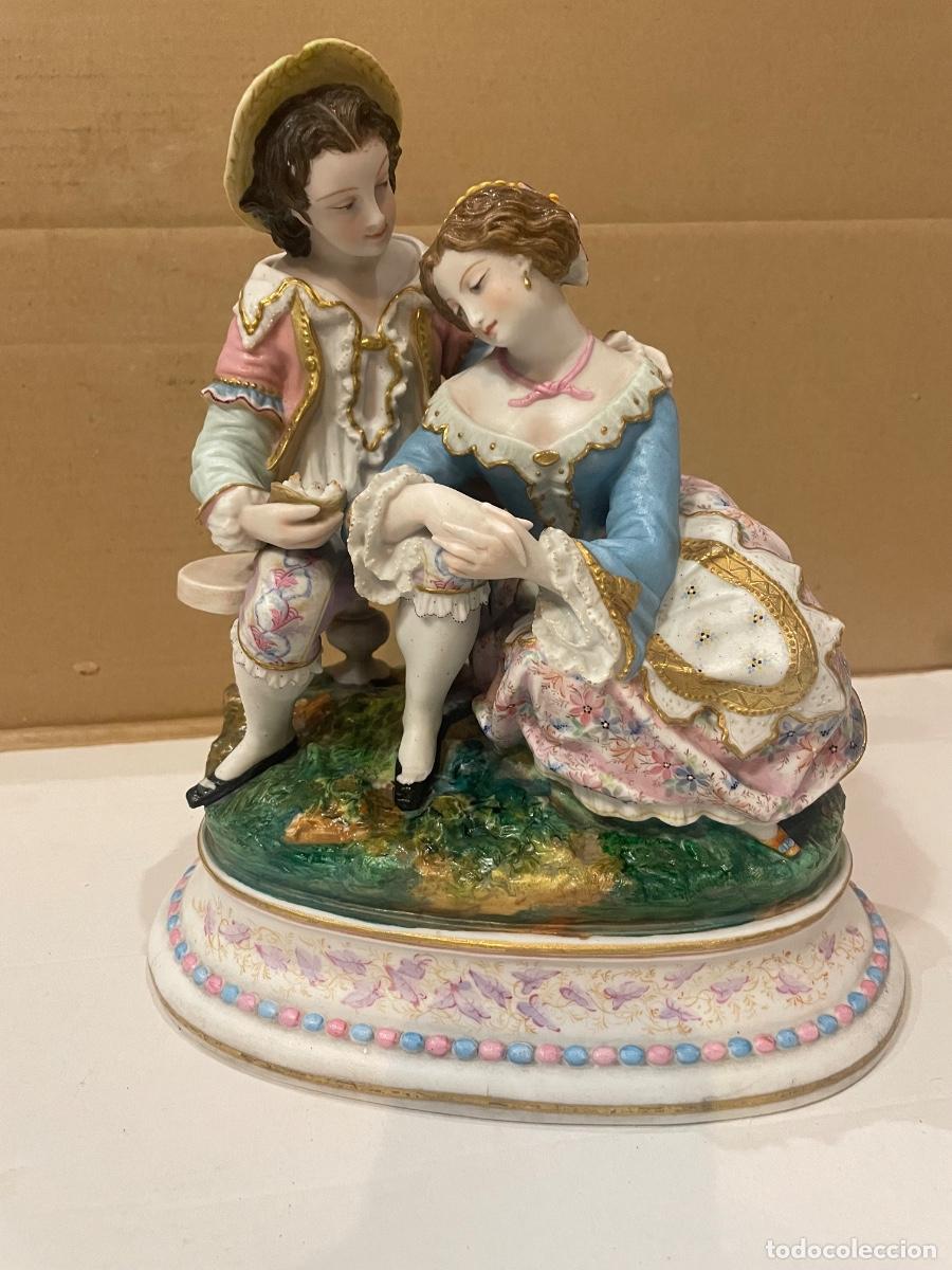 Antig&uuml;edades: ANTIGUA FIGURA DE PORCELANA S. XIX - CREEMOS QUE ES FRANCESA - PAREJA CON NIDO DE PAJAROS SENTADOS