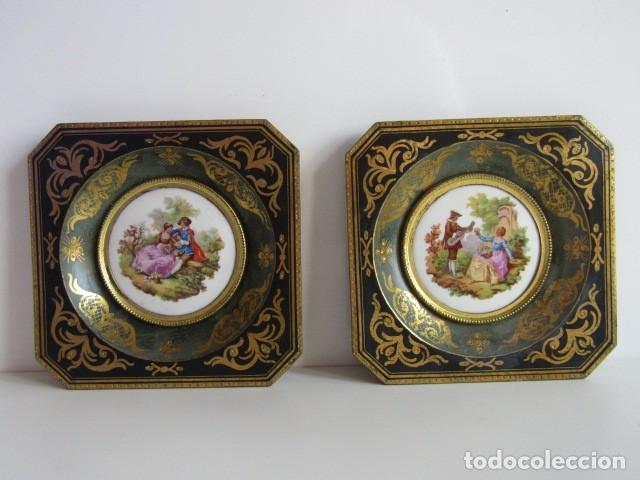 Antig&uuml;edades: PRECIOSO JUEGO DE CUADROS DE PORCELANA CON MARCO DE MADERA ESCENAS GALANTES ESTILO ROCOCO S.XX