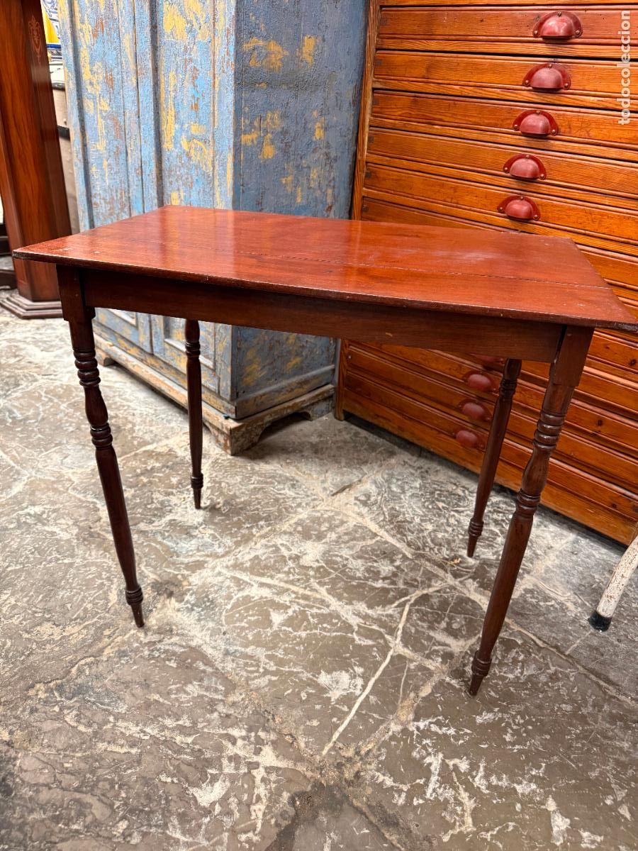 Antig&uuml;edades: ANTIGUA MESA AUXILIAR DE CAOBA - MEDIDA 65X42X60 CM