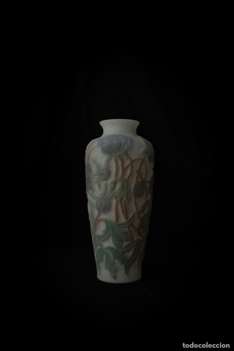 Antig&uuml;edades: ANTIGUO JARR&Oacute;N DE VIDRIO SATINADO CON RELIEVE DE PEON&Iacute;AS - PHOENIX CONSOLIDATED GLASS