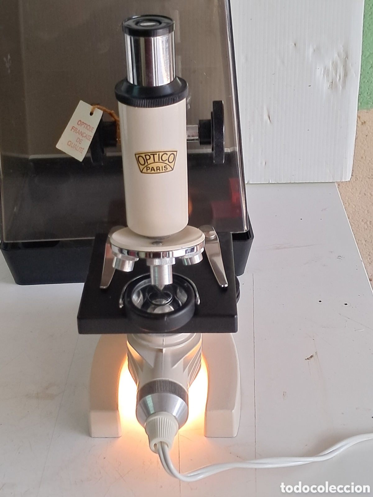 Antig&uuml;edades: Microscopio antiguo con su etiqueta