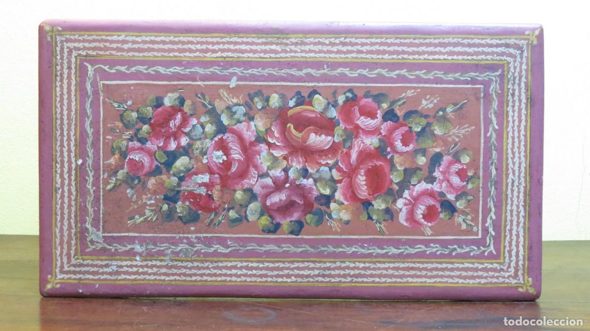 Antig&uuml;edades: Mesa de centro em madeira pintada com flores; Altura &ndash; 37cm; Tampo &ndash; 35cm x 64cm;