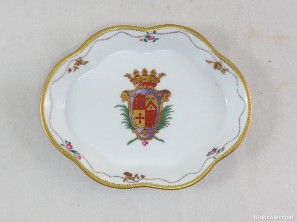 Antig&uuml;edades: Covilhete NG porcelana decorado com bras&atilde;o; Marcado &ndash; NG IPM; Dimens&otilde;es &ndash; 10cm x 12cm;