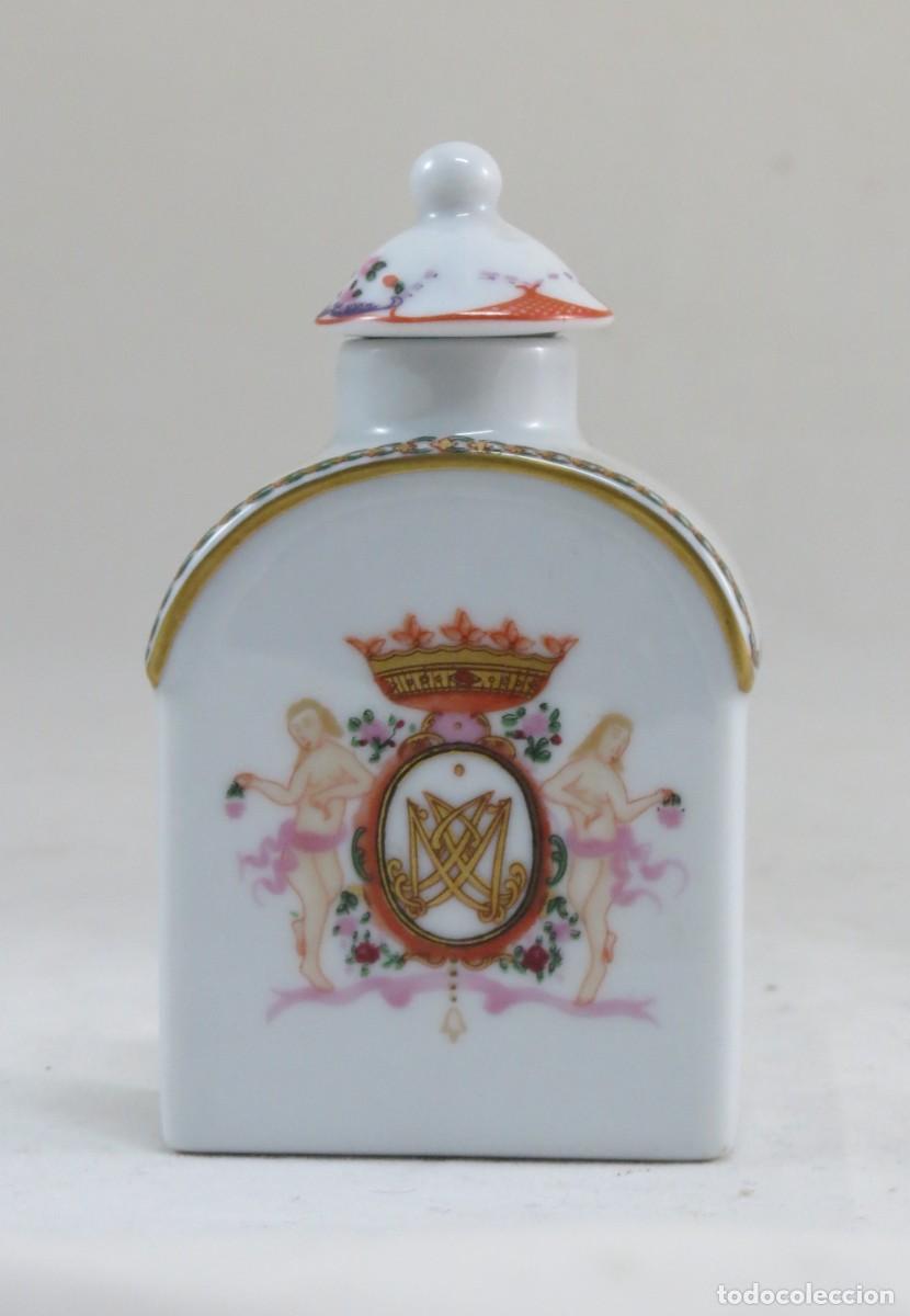 Antig&uuml;edades: Pote de ch&aacute; NG IPM porcelana decorado com Bras&atilde;o; Marcado como &eacute; mostrado; Altura &ndash; 9cm; Condi&ccedil;&atilde;o &ndash;