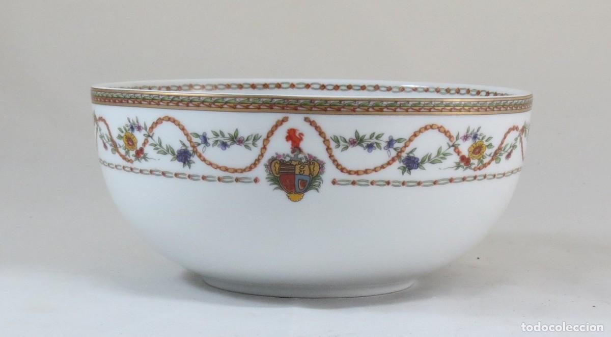 Antig&uuml;edades: Ta&ccedil;a em porcelana portuguesa decorada com um Bras&atilde;o; Marcada &ndash; NG Porcelanas; Di&acirc;metro &ndash; 16cm;