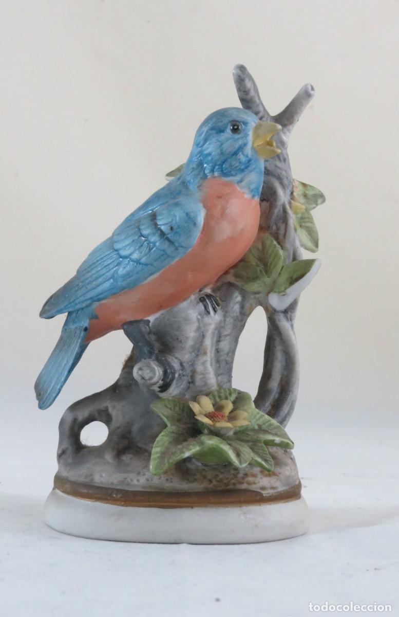 Antig&uuml;edades: P&aacute;ssaro em porcelana com uma &aacute;rvore; Altura-14cm; Condi&ccedil;&atilde;o-boa mas com uma folha partida