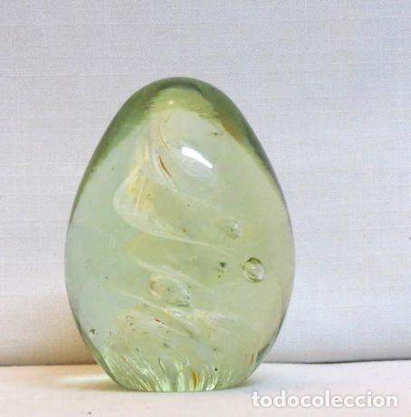 Antig&uuml;edades: Pisa papeis em vidro com forma de ovo N&atilde;o est&aacute; marcado; Condi&ccedil;&atilde;o: Perfeito; Altura: 10 cm;