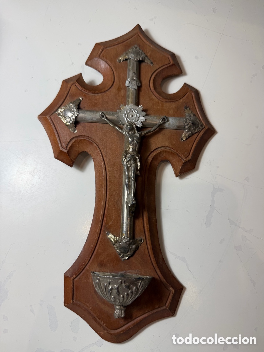 Antig&uuml;edades: Crucifijo benditera madera y metal vintage 29cm