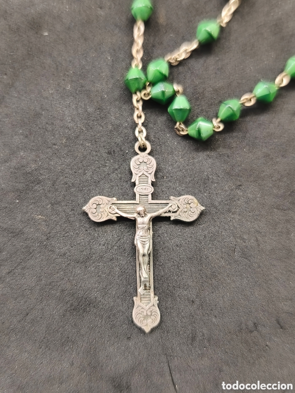 Antig&uuml;edades: Rosario de plata y posible jade o piedra verse