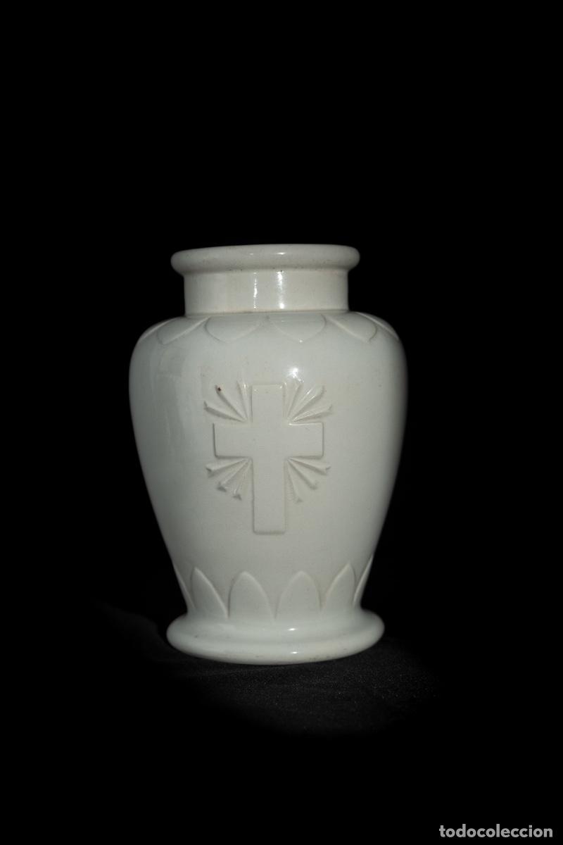 Antig&uuml;edades: Antiguo Jarr&oacute;n Lit&uacute;rgico de Porcelana Fina con Cruz en Relieve - J. Ollivier & Co. M&eacute;xico