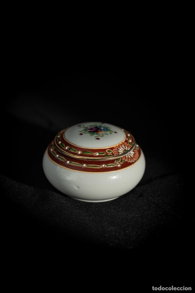 Antig&uuml;edades: Polvera/Joyero de porcelana miniatura con decoraci&oacute;n floral y esmaltes dorados estilo Limoges