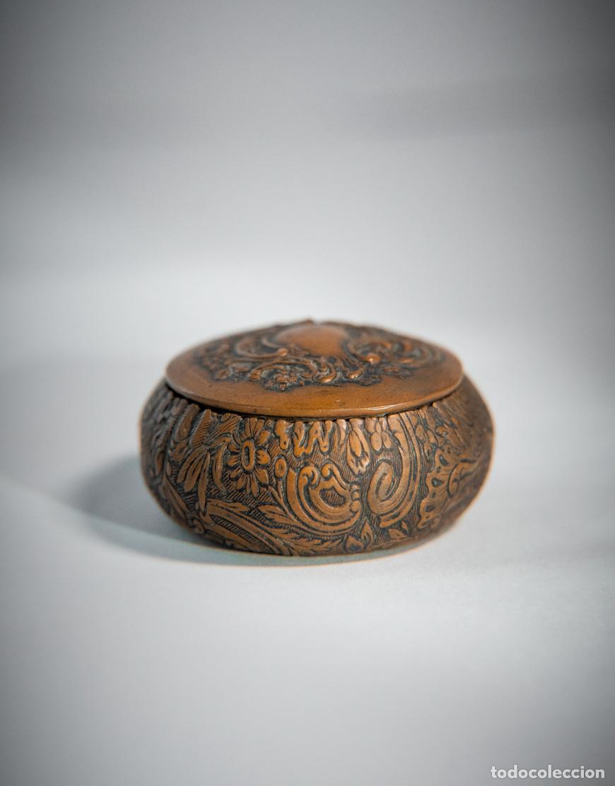 Antig&uuml;edades: Antigua Polvera o Contenedor de Bolsillo de Cobre Cincelado con espejo interior.Estilo Art Nouveau